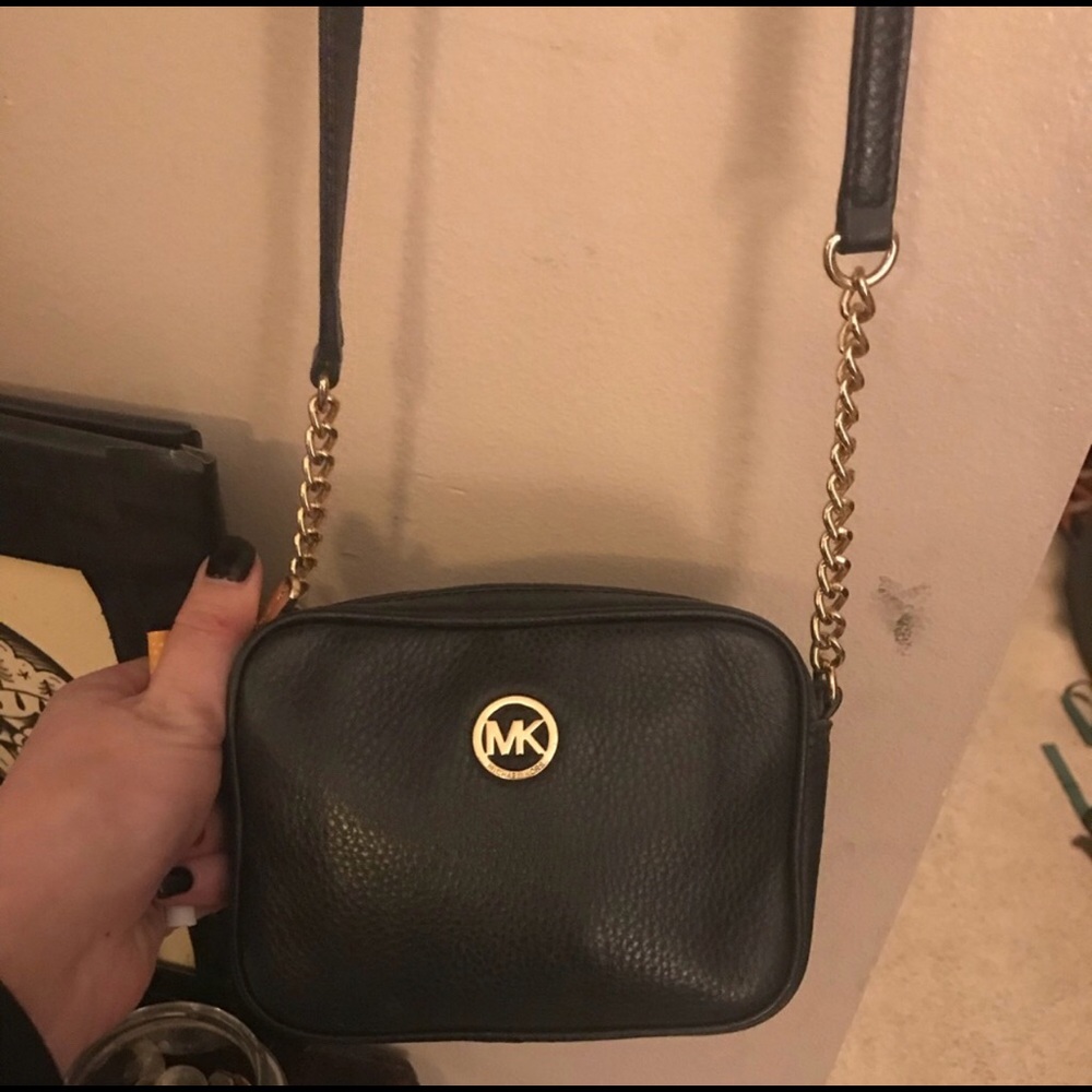 Michael kors crossbody purse.